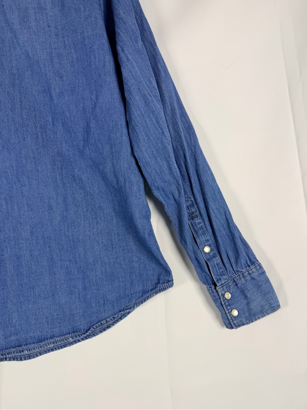 LEVI’S Women’s Size L Shirt Top Denim Jean Pearl Snap Western Style Red Tab - Picture 14 of 16